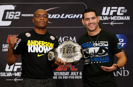 Lutadores palpitaram sobre revanche entre A. Silva (esq.) e C. Weidman (esq.). Foto: Josh Hedges/UFC