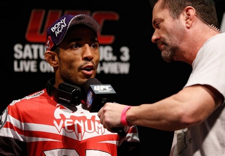 J. Aldo (esq.) contou que lutou com o pé lesionado no UFC Rio 4. Foto: Josh Hedges/UFC