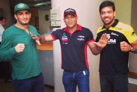 R.Jacaré (ao centro) "separa" G.Mousasi (esq.) e L.Machida (dir.). Foto: Instagram/Reprodução