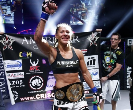 C. Cyborg (foto) conquistou o cinturão da categoria peso pena em julho do ano passado. Foto: Divulgação/Invicta FC