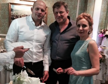 Fedor, seu empresário e a esposa com quem se casou novamente. Foto: Reprodução/Fighters Only