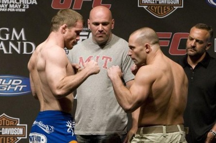 M. Hughes (esq.) encara M. Serra (dir.) na pesagem do UFC 98. Foto: Josh Hedges/UFC