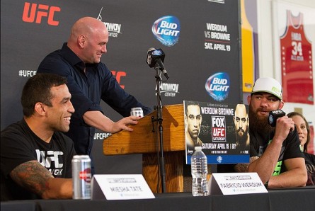 Werdum (esq.), Dana White (centro) e Browne (dir.) durante coletiva na mansão de Shaq. Foto: Mike Roach/UFC