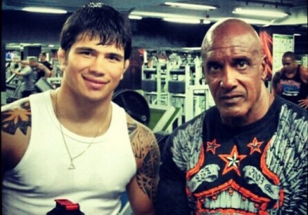 Camões (dir.) ao lado de Erick (esq.), preparador trabalha com atleta na X-Gym. Foto: Reprodução/Instagram