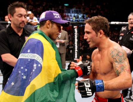 J. Aldo (esq.) volta a encarar C. Mendes (dir.) em agosto. Foto: Josh Hedges/UFC