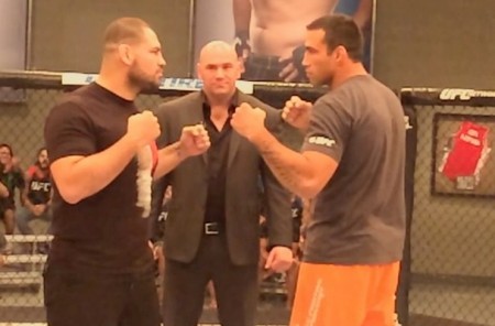 Werdum (esq.) encara Velasquez (dir.) sob o olhar atento de Dana White. Foto: Reprodução/Instagram