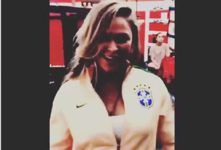 Ronda exibe orgulhosa o agasalho da seleção brasileira. Foto: Reprodução/Instagram