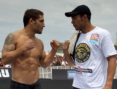 Mendes (esq.) não poupou Aldo (dir.) após anúncio de sua saída do UFC 176. Foto: Josh Hedges/UFC