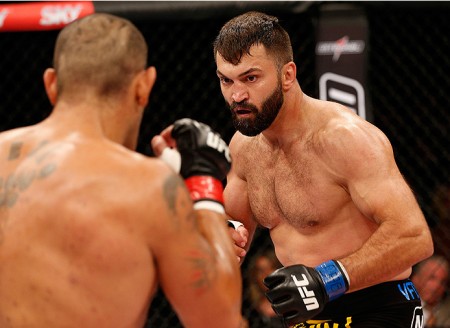 Arlovski (de frente) nocauteou Pezão em Brasília. Foto: Josh Hedges/Zuffa LLC