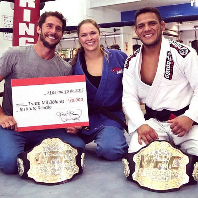 Flavio canto (esq.) ao lado dos campeões do UFC R. Rousey e R. dos Anjos. Foto: Reprodução/Instagram