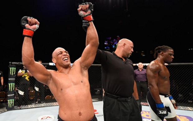 Pezão (esq.) foi o único brasileiro a vencer no card preliminar. Foto: Josh Hedges/UFC