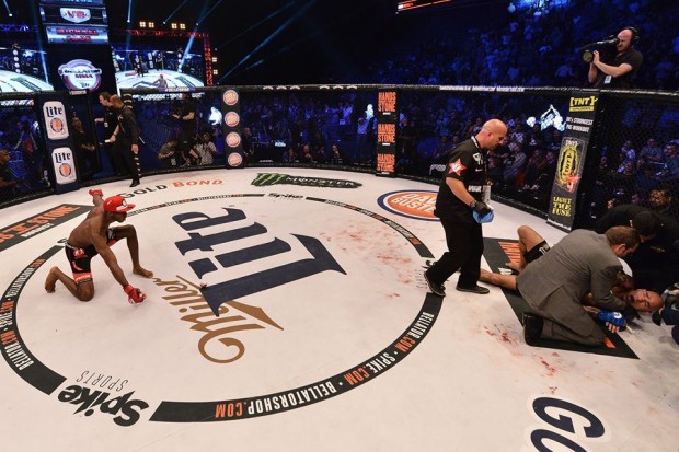 Page brinca com Cyborg após vitória. Foto: Bellator