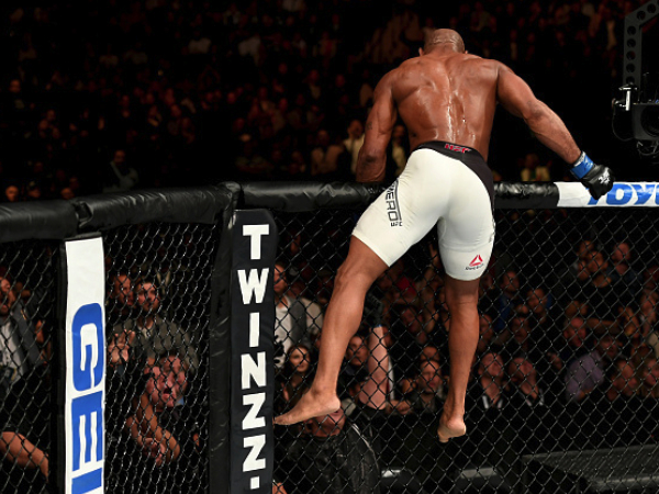 Momento em que Romero pula para fora do octógono, após nocautear Weidman. (Foto: Getty Images)