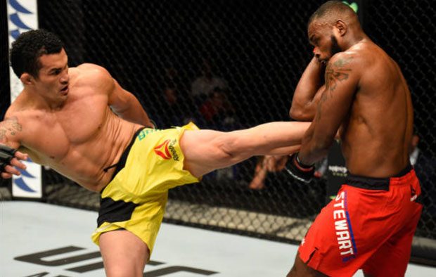 Bodão (esq.) derrotou D. Stewart (dir.) no UFC Londres. Foto: Josh Hedges / UFC