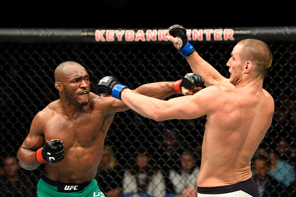 Usman (esq) anulou Strickland (dir) (Foto: Josh Hedges/UFC)