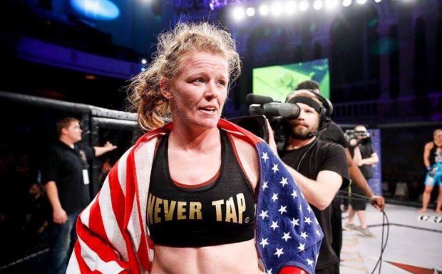 Evinger (foto) pega Cyborg (Foto: Reprodução/Facebook/Invicta Fighting Championships)