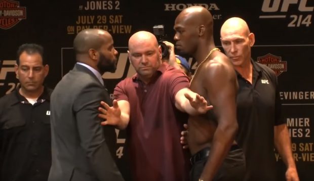 D. Cormier (esq) e J. Jones (dir) lutam no UFC 214 (Foto: Reprodução Youtube UFC)