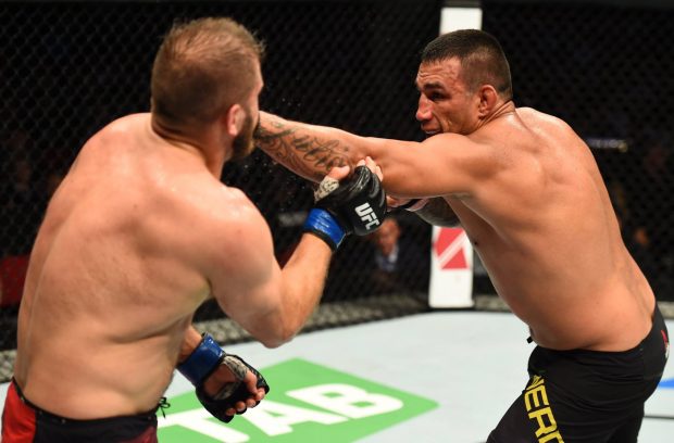 Werdum (dir.) vence Tybura (esq.) no UFC Austrália. Foto: Reprodução / Facebook UFC