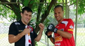 Demian Maia visita CT do São Paulo e troca presentes com Luis Fabiano