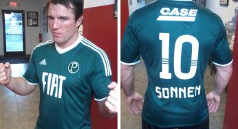 Sonnen recebe camisa do Palmeiras e promete título mundial ao Verdão