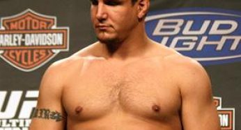 Frank Mir fatura bônus de melhor finalização do UFC 140