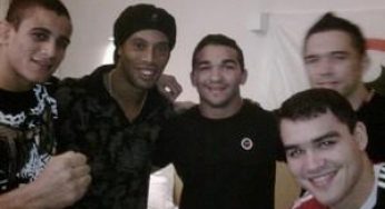 Ronaldinho Gaúcho na torcida por Rony Jason no UFC 147