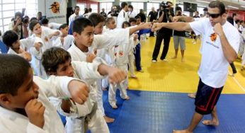 Lutadores do UFC vistam Instituto Reação na favela da Rocinha