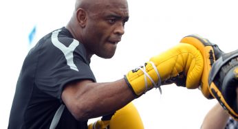 Anderson Silva diz estar pronto para Jon Jones ou St. Pierre, mas critica superlutas: ‘São idiotices’