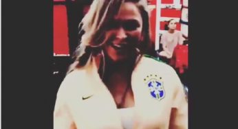 Vídeo: Usando jaqueta da seleção brasileira, Ronda Rousey se rende à Copa do Mundo