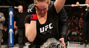 Ronda Rousey atropela Alexis Davis por nocaute técnico e mantém cinturão do UFC