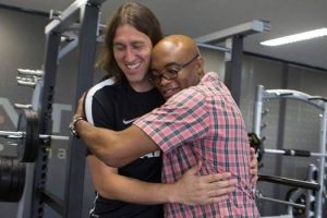 O goleiro Cássio abraça Anderson Silva no CT do Corinthians. Foto: Divulgação