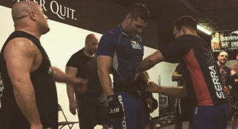 Pouco antes de luta com Belfort, Weidman recebe faixa preta de jiu-jitsu