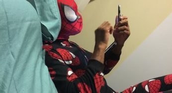 Anderson Silva é ‘flagrado’ pelo filho de máscara e pijama do Homem-Aranha