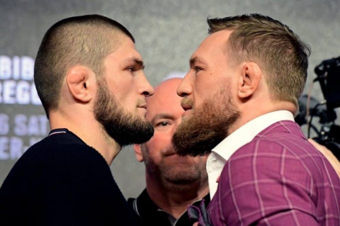 K. Nurmagomedov (esq.) finalizou C. McGregor (dir.) em 2018. Foto: Reprodução/Instagram @ufcbrasil