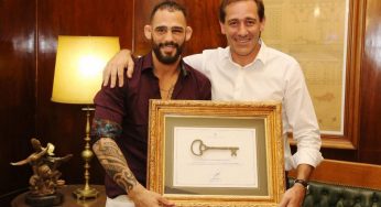 Santiago Ponzinibbio recebe chave da cidade de La Plata após vitória no UFC Buenos Aires