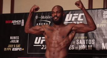 Com direito a dancinha, Jon Jones bate peso e garante luta principal no UFC 239