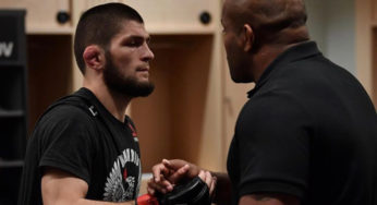 Sensibilizado com a aposentadoria de Khabib no UFC 254, Cormier celebra a carreira do amigo: ‘Maior de todos!’