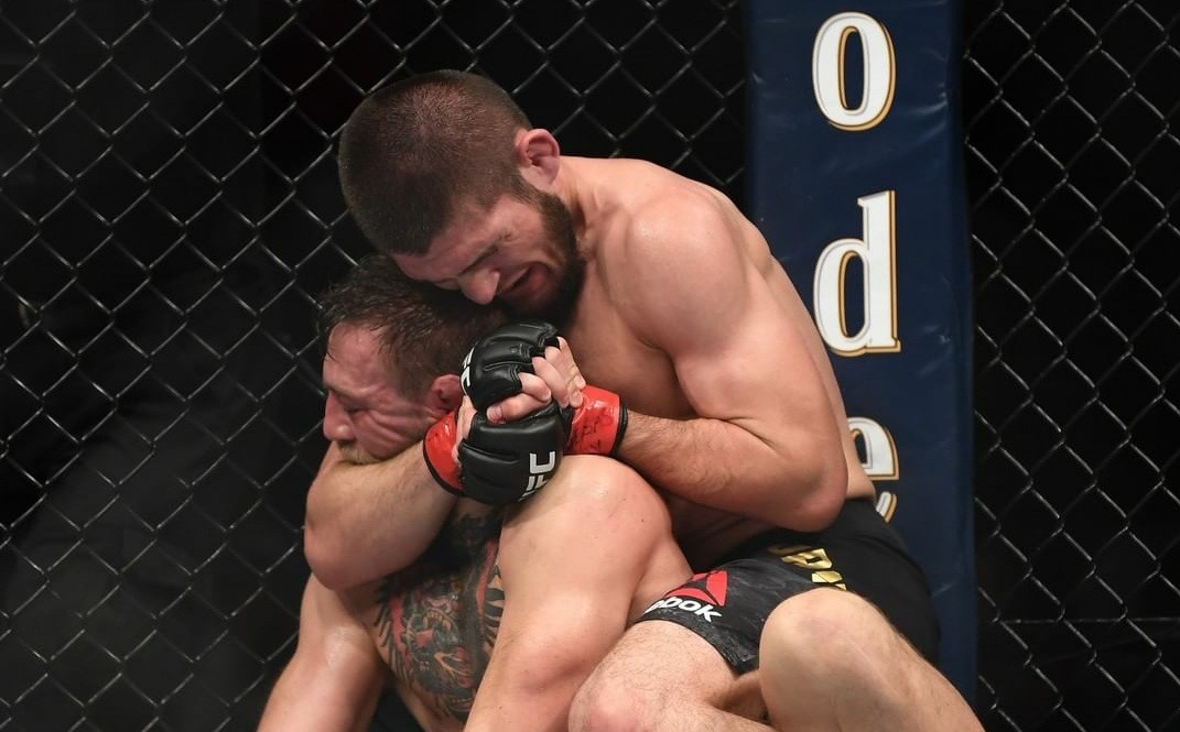 K. Nurmagomedov aplica estrangulamento em C. McGregor no UFC 229. Foto: Reprodução/Instagram