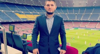 Khabib vai ao Camp Nou, assiste goleada do PSG sobre Barcelona e recebe camisa de Mbappé