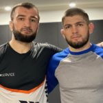 A. Nurmagomedov (esq.) posa ao lado da lenda de Khabib Nurmagomedov. Foto: Reprodução/Instagram