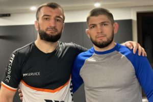 A. Nurmagomedov (esq.) posa ao lado da lenda de Khabib Nurmagomedov. Foto: Reprodução/Instagram