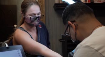 VÍDEO: Aposentada, Ronda Rousey faz tatuagem em homenagem aos seus triunfos no MMA