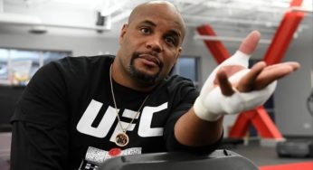 Ex-campeão do UFC, Daniel Cormier elogia Jake Paul mas lamenta derrota de Tyron Woodley