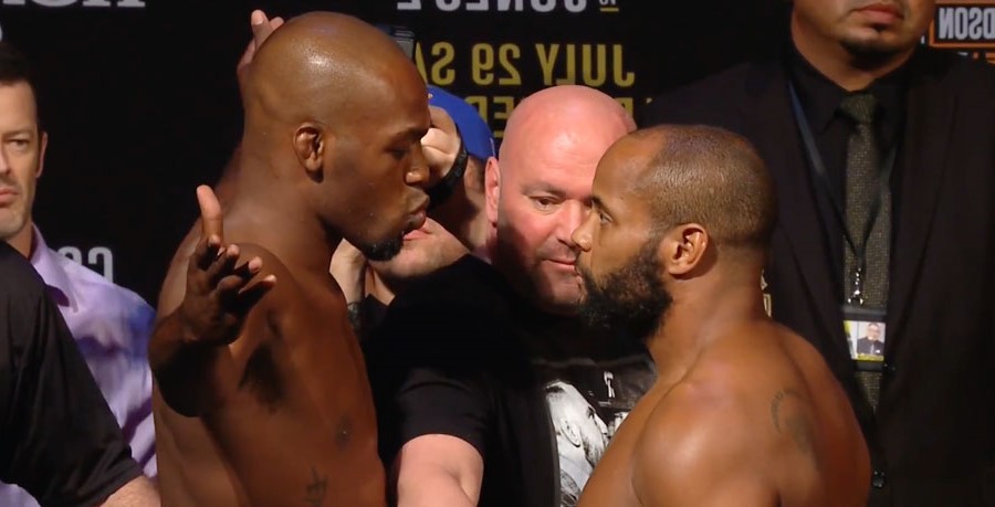 jon Jones-beijo-cormier