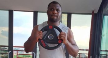 Campeão do UFC, Francis Ngannou relata recuperação intensa após cirurgia no joelho: ‘Ainda dói’