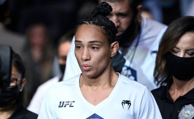 Taila Santos em entrada para luta no UFC. Foto: Reprodução/Instagram @tailasantos.ufc