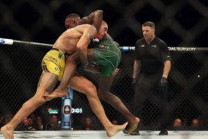 Alex Poatan (esq.) nocauteou Israel Adesanya (dir.) no UFC 281. Foto: Reprodução/Instagram