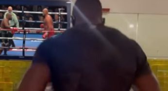 VÍDEO: Francis Ngannou assiste luta de possível rival enquanto aprimora forma física em esteira