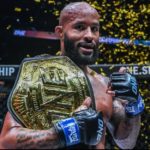 Demetrious Johnson posa com cinturão do ONE. Foto: Reprodução/Instagram