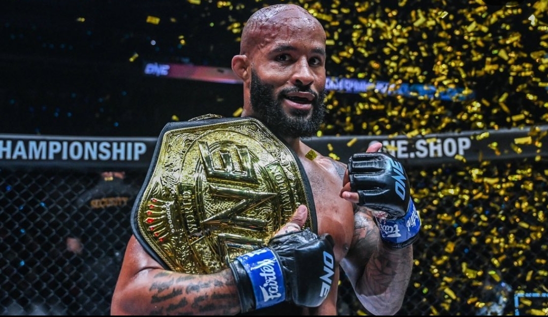 Demetrious Johnson posa com cinturão do ONE. Foto: Reprodução/Instagram